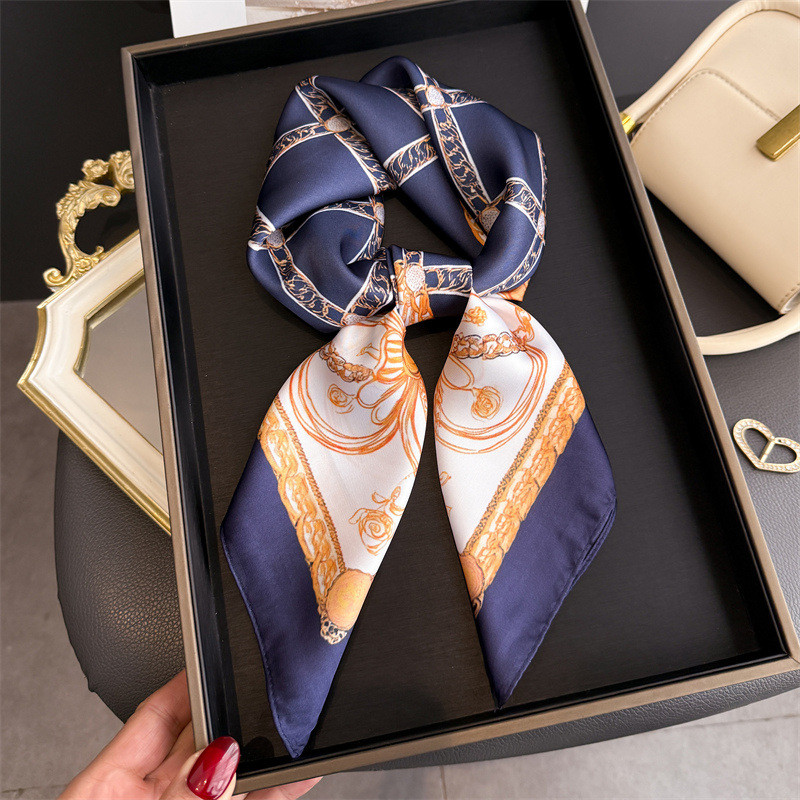Face Scarf Mask - Foulard carré en soie bleu classique